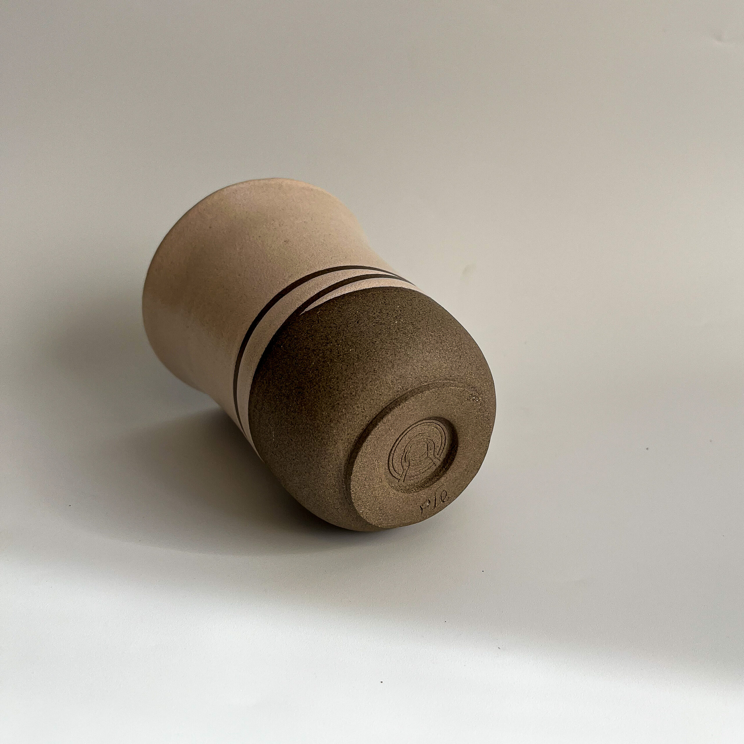 כוס שתייה בז׳ ורדרד כוס שתייה בז׳ ורדרד