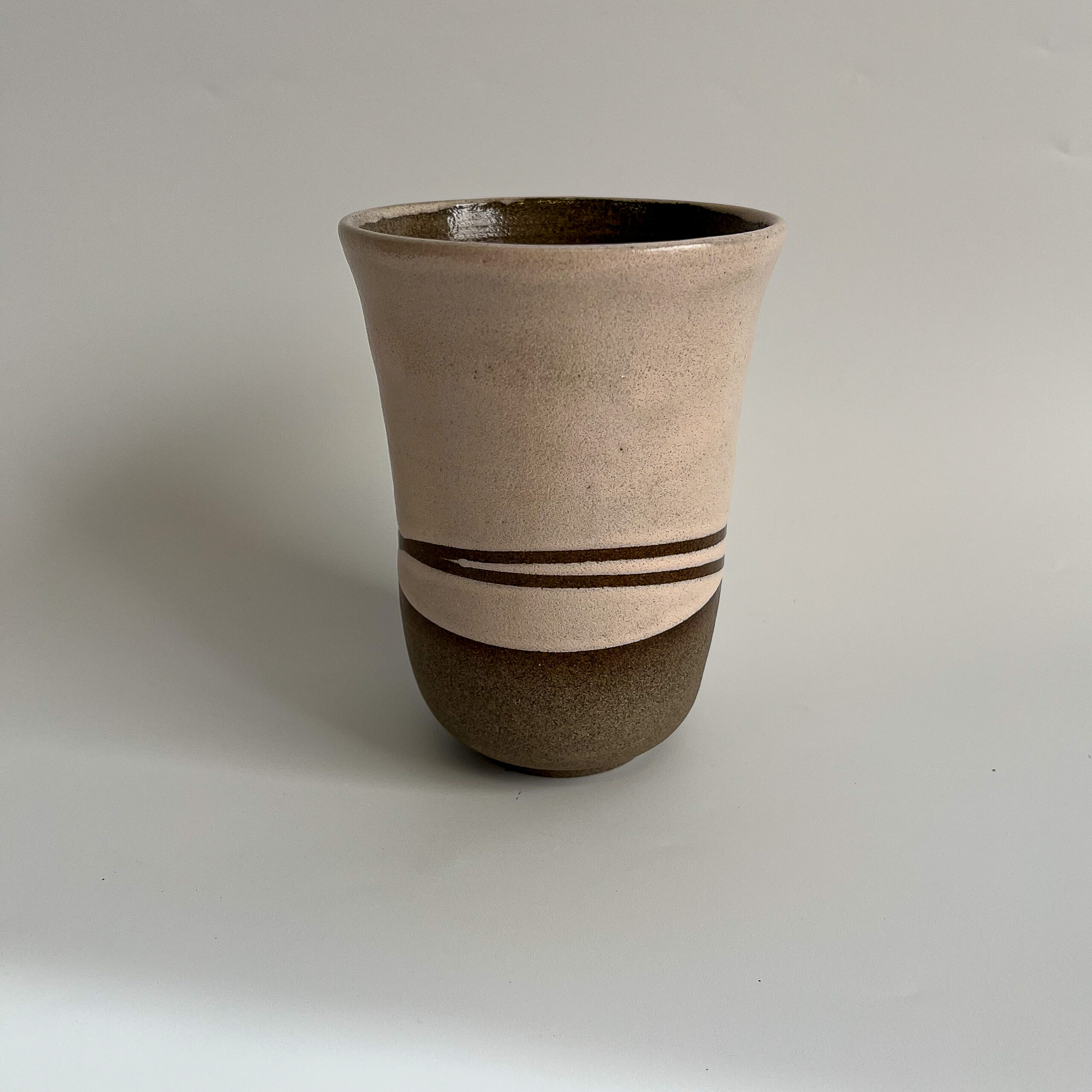 כוס שתייה בז׳ ורדרד כוס שתייה בז׳ ורדרד