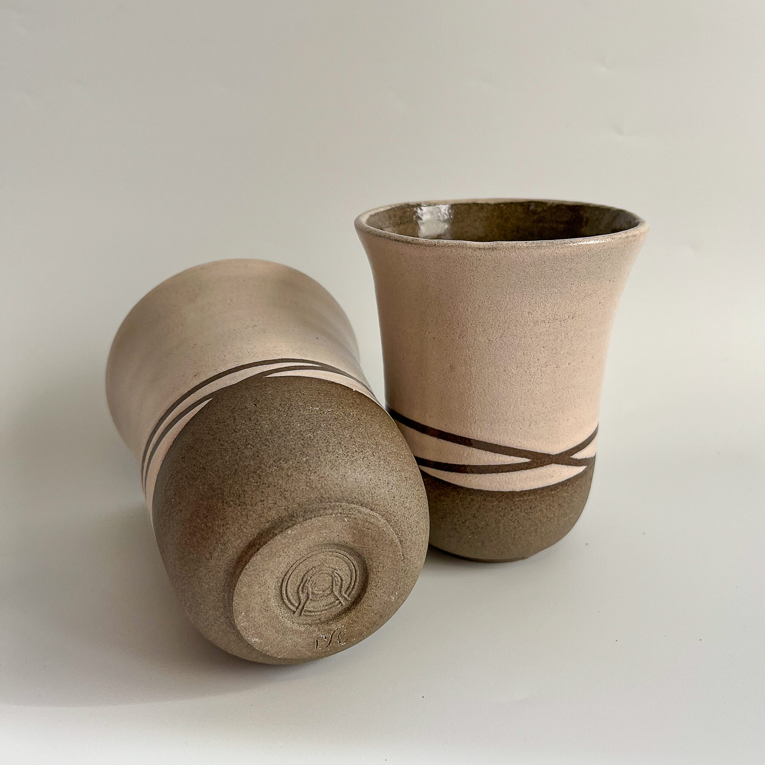 כוס שתייה בז׳ ורדרד כוס שתייה בז׳ ורדרד